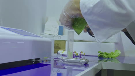 en un científico concentrado de alto nivel seguro que utiliza una micro pipeta en un laboratorio que lleva a cabo investigaciones médicas