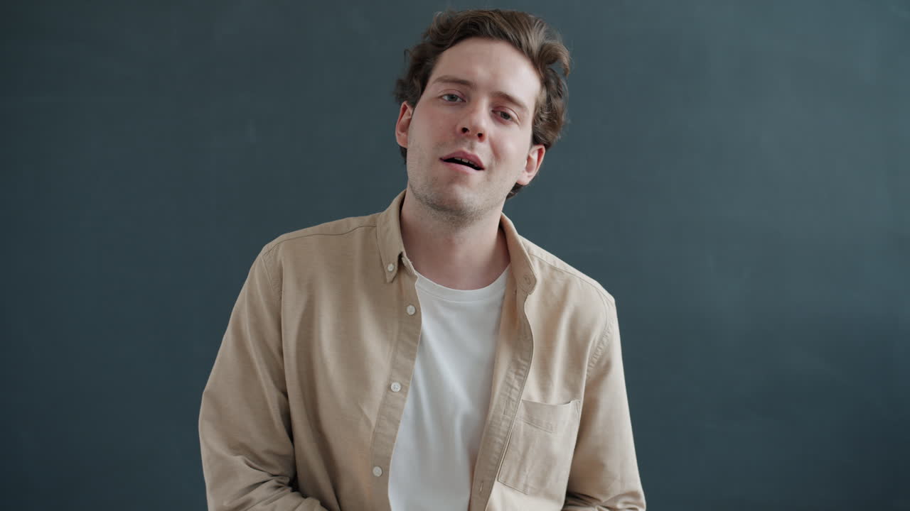 남자가 불편을 겪고 있습니다.