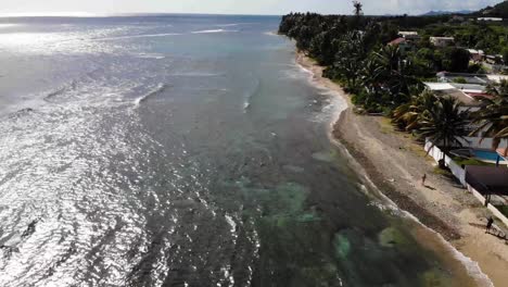 Drohnenaufnahmen-Beim-Überfliegen-Eines-Strandes-Im-Südöstlichen-Teil-Von-Puerto-Rico