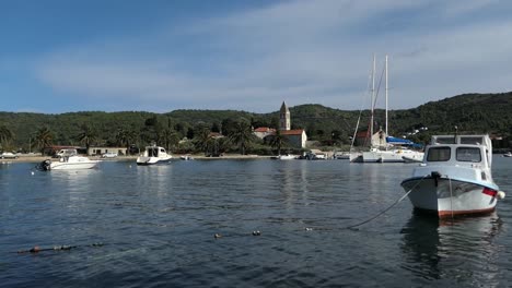 Barcos-Atracados-En-La-Tranquila-Ciudad-Costera-Europea,-Vis,-Croacia