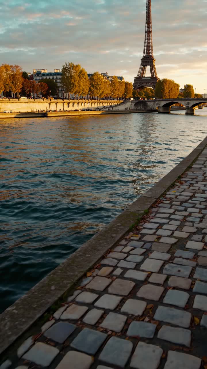 Fotogramma di un video panoramico della Torre Eiffel al tramonto, ripreso da una angolazione bassa lungo il selciato