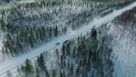 antena de autocaravana conduciendo a través de paisajes invernales en laponia, finlandia - disparo de drones