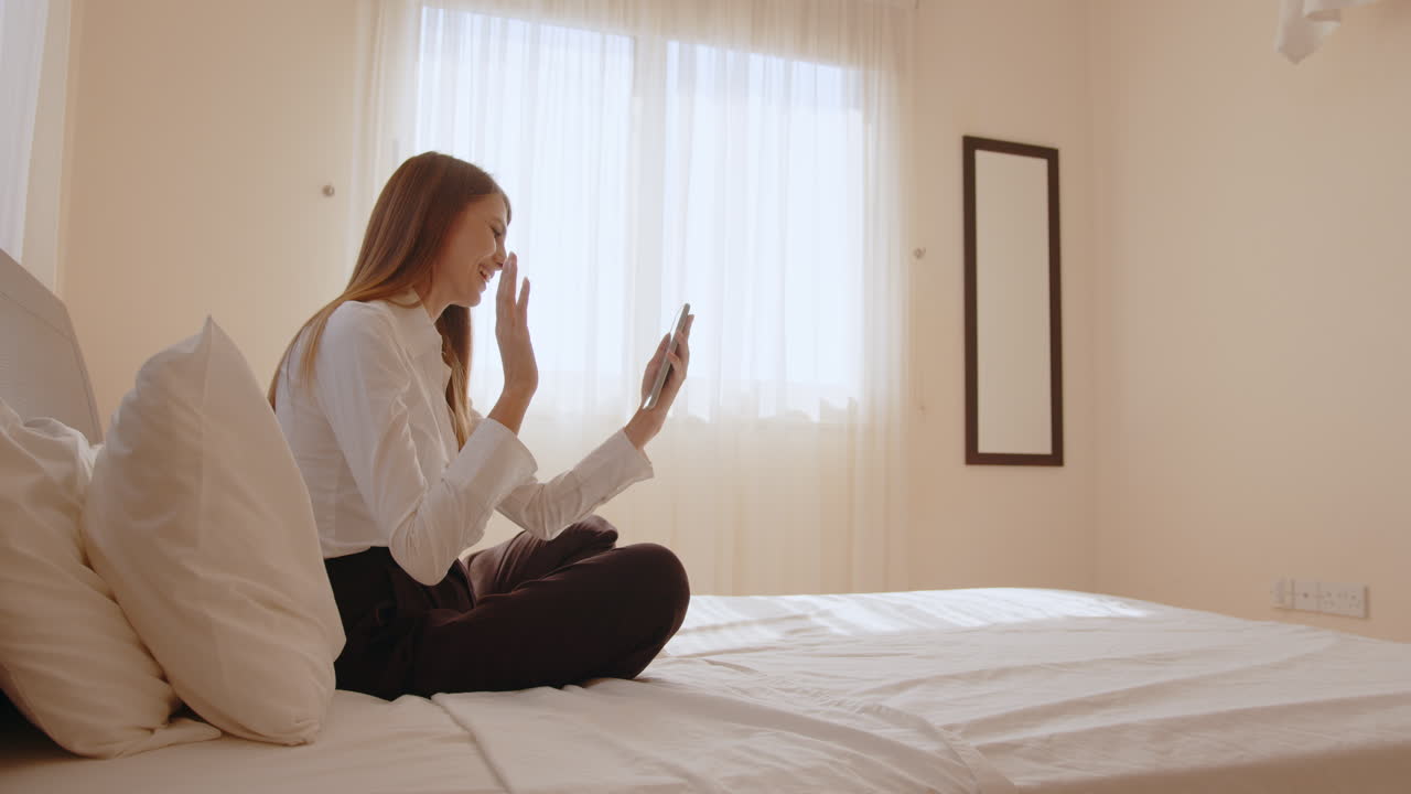침대에 스마트폰을 사용하는 여성