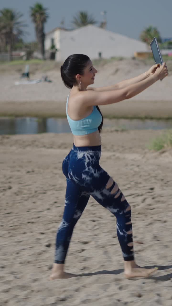 mujer tomando un selfie en la playa