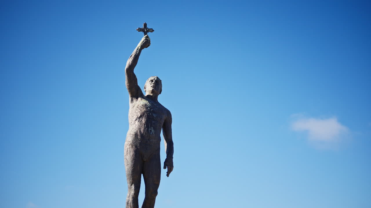 Statua monumentale in bronzo del Custode della Croce che domina il Lago di Ocrida con la città e le montagne in lontananza. Montenegro.