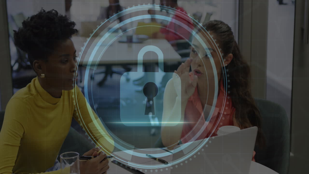 animación de texto de seguridad cibernética, icono de bloqueo, diversas compañeras de trabajo planifican estrategia en la computadora portátil