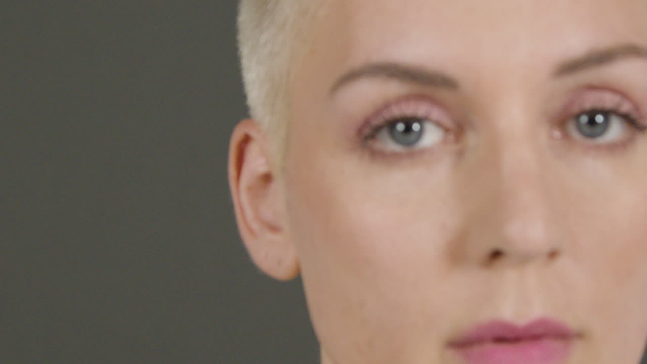 회색 배경 05 앞에서 카메라에 포즈를 취하는 여성 모델