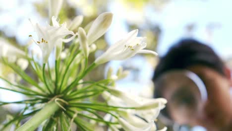 un niño lindo mirando una flor con una lupa