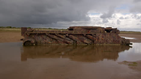 Weite-Aufnahme-Des-Panzers-Am-Strand