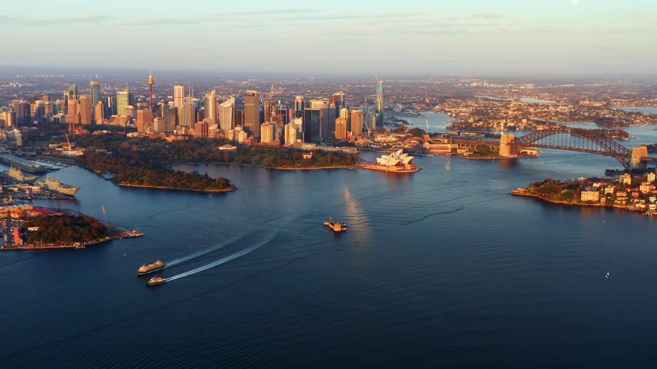 이른 아침에 페리가 순항하는 시드니 도심의 패닝 조감도