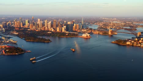 Schwenkende-Luftaufnahme-Von-Sydney-Cbd-Mit-Fährschiffen,-Die-Am-Frühen-Morgen-Kreuzen