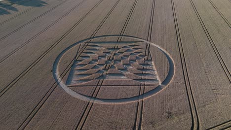 vista aérea elevada sobre la estación micheldever geometría alienígena crop circle obra de arte inclinar hacia arriba para cosechar tierras de cultivo campo