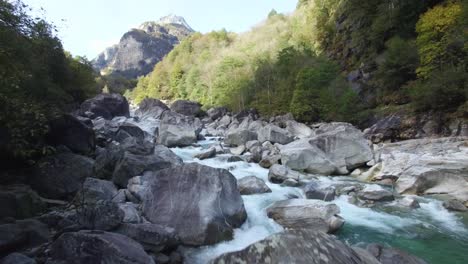 Vista-Aérea-Del-Valle-De-Verzasca-Del-Río-De-Montaña-Turquesa-Salvaje-Cristalino-En-Los-Alpes-Suizos