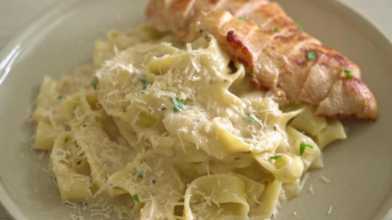 Pasta fettucine casera salsa cremosa blanca con pollo a la parrilla