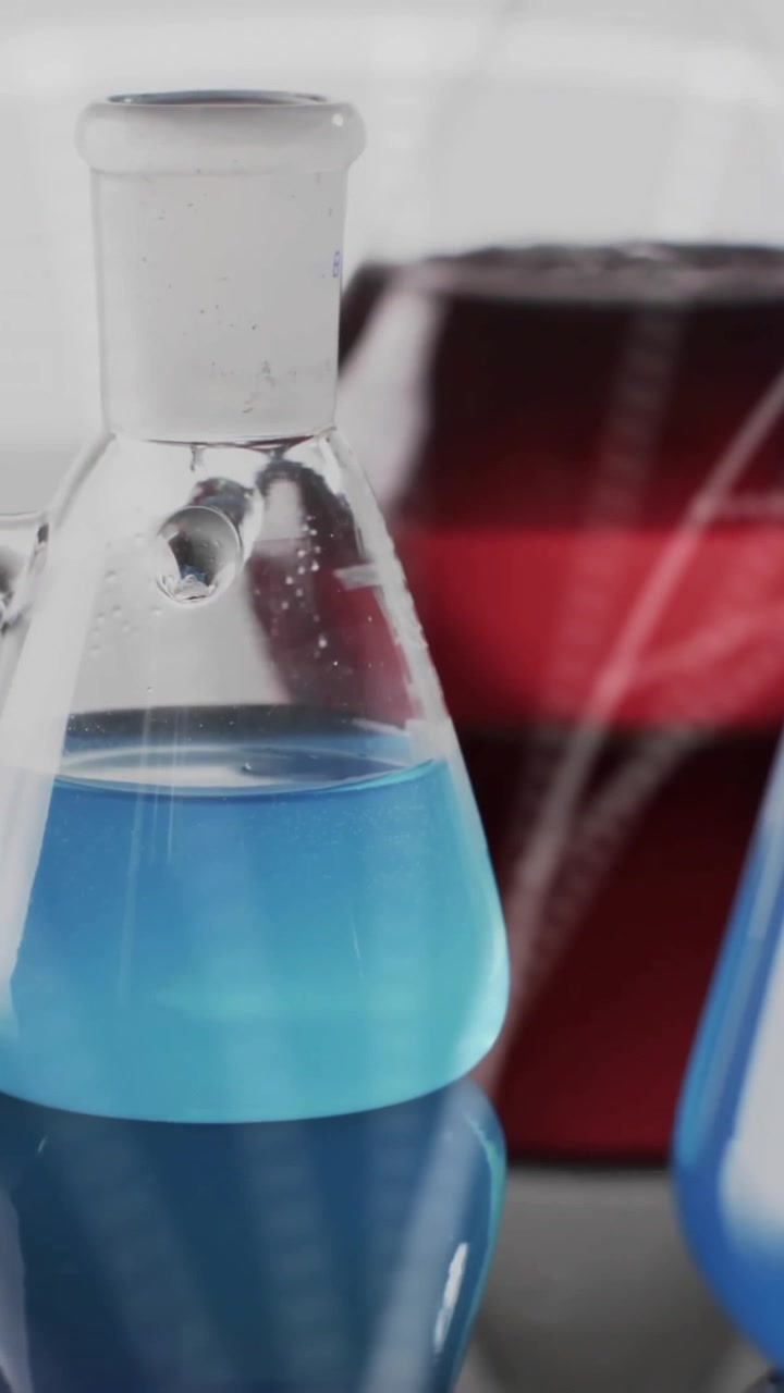 Animazione di una doppia elica di DNA su becher con sfondo di laboratorio