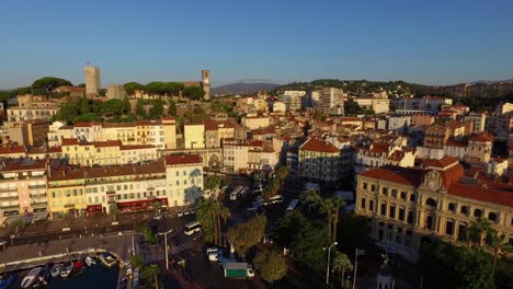 Vista-Aérea-Del-Centro-De-Cannes-Con-Castillo-Al-Atardecer