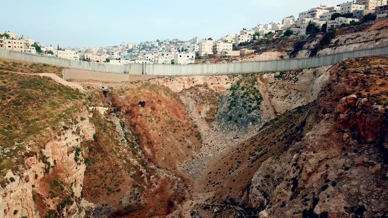 el muro de separación de la orilla oeste fue filmado por un avión no tripulado.