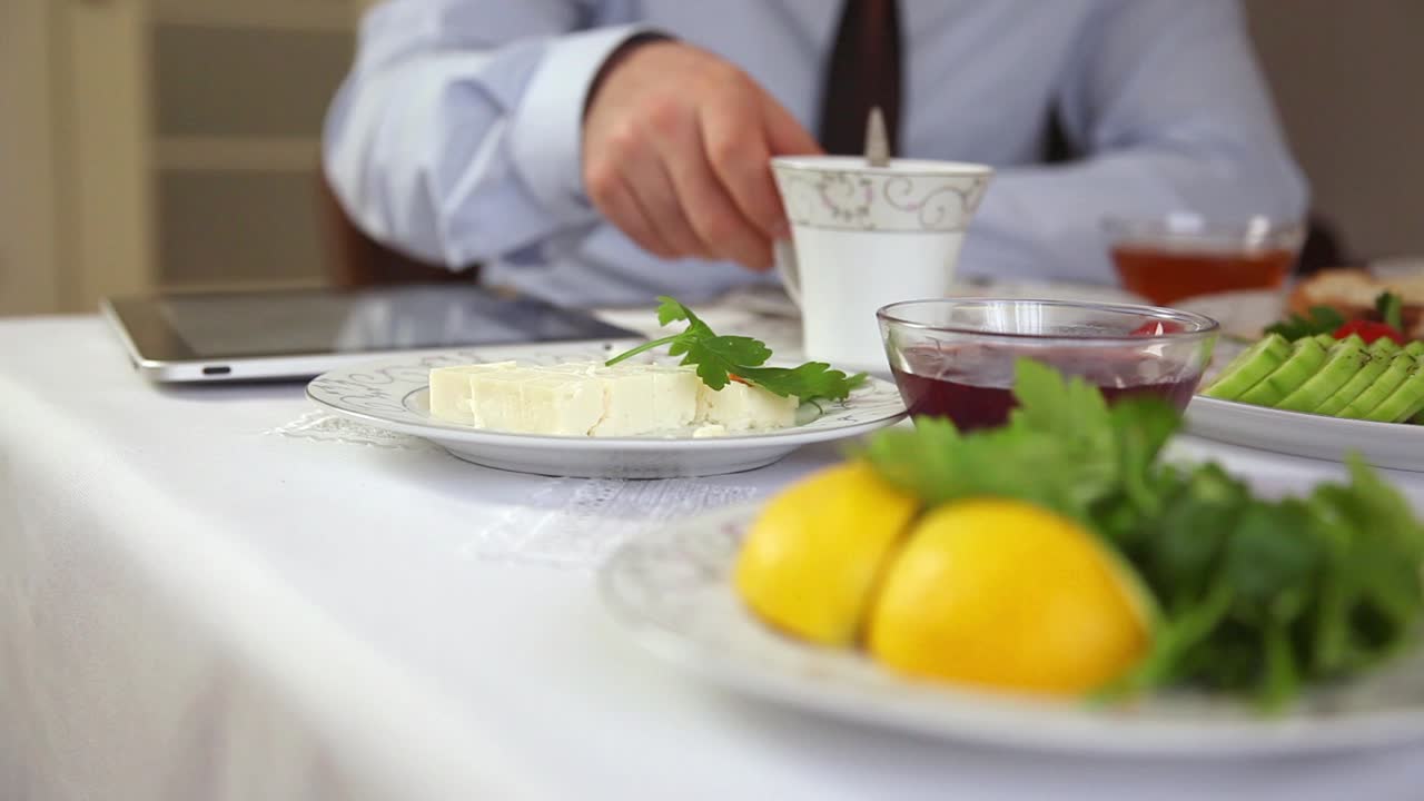 비즈니스맨이 아침 식사를 하고 있습니다.