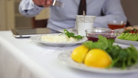 el hombre de negocios está desayunando.