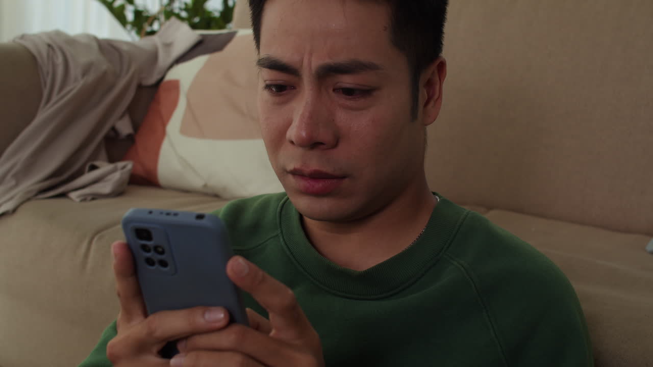 リビングルームの悲しい男