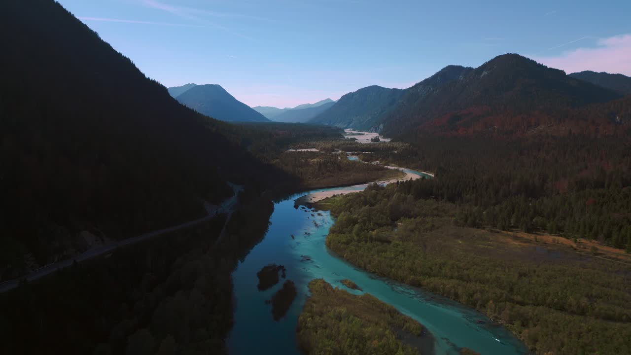 가을의 실벤슈타인 슈파이처(sylvenstein speicher)의 산악 강, 바이에른 오스트리아 알프스(bavaria austria alps)의 신선한 푸른 물이 있는 목가적인 계곡 저수지 호수, walchensee 근처의 나무를 따라 아름다운 숲 아래로 흐르고 있습니다