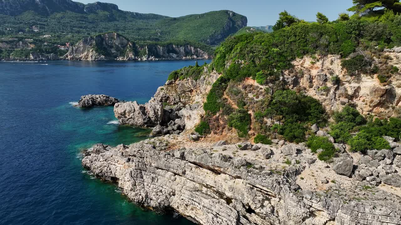 Scogliere illuminate dal sole sull'isola di Corfù che si affacciano sul Mar Ionio, Grecia, vista aerea