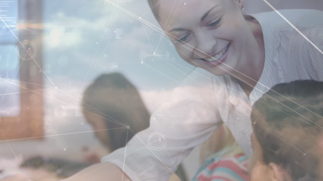 animación de una maestra caucásica sonriente enseñando a los estudiantes en el aula, conectando puntos