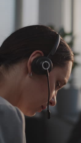 mujer con auriculares en la oficina