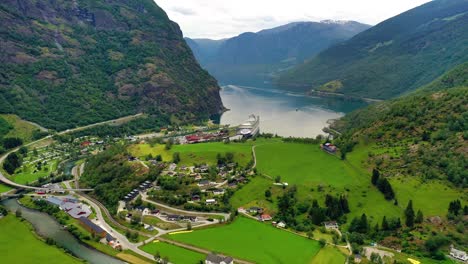 Ciudad-De-Flam-En-Aurlandsfjord-Al-Amanecer.