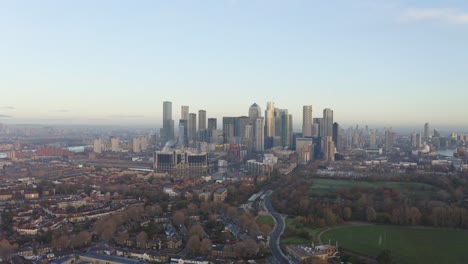 Dolly-Forward-Toma-Con-Un-Dron-De-Los-Rascacielos-De-Canary-Wharf-Desde-El-Sur-Al-Amanecer.