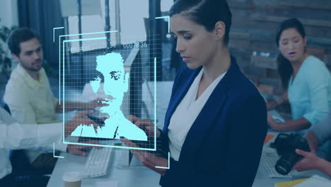 animación de fotos de usuarios y reacciones en las redes sociales sobre mujeres biraciales que usan tableta en la oficina