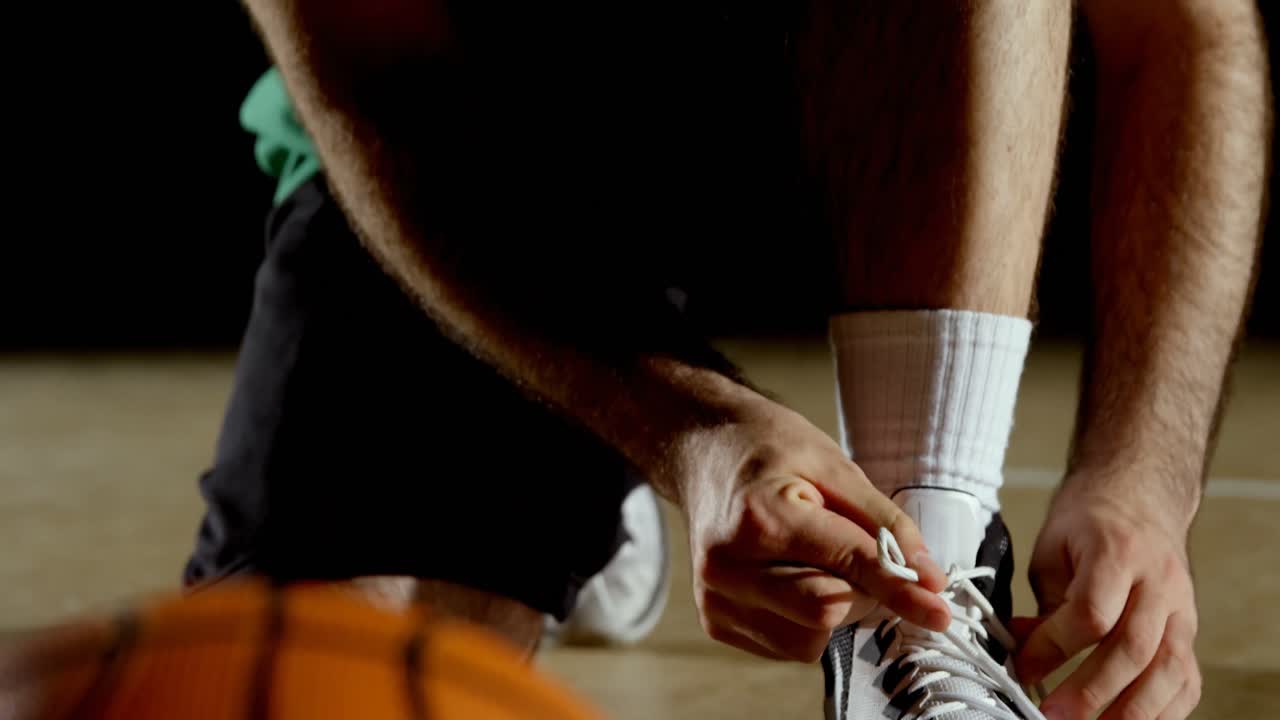 Basketballspiller med sko på banen 4k
