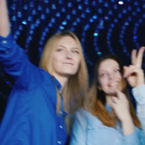 jóvenes bailando en una discoteca 7