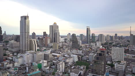 Cacerola-Lenta-A-Través-Del-Horizonte-Moderno-De-La-Ciudad-De-Bangkok,-Tailandia