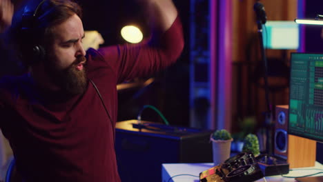 productor de música mezclando pistas individuales en un estéreo en el estudio casero