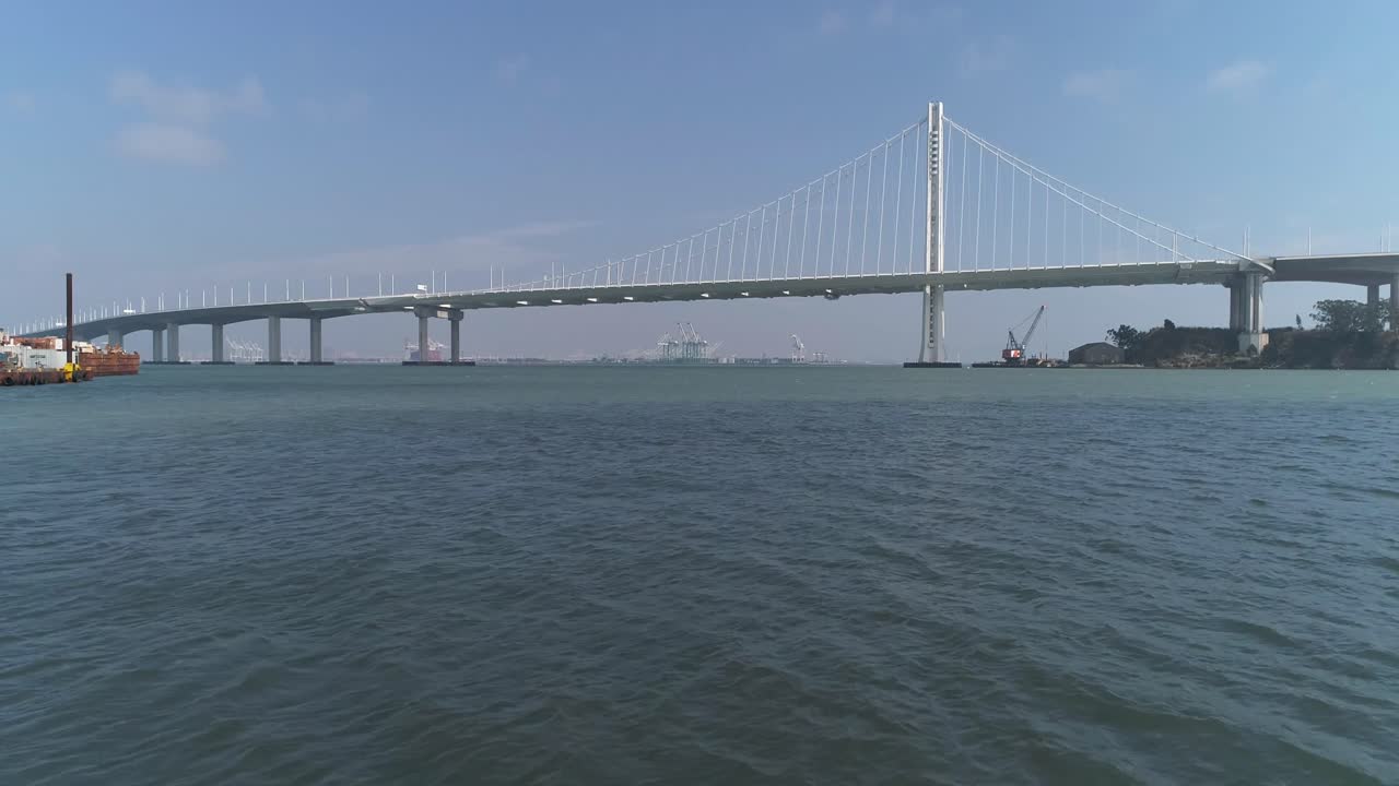 도시를 배경으로 샌프란시스코-오클랜드 베이 브릿지에서 이동하는 차량의 공중 촬영