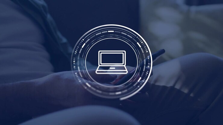 Moden mand trykker på smartphone på sofa og starter HUD-animation, der viser laptop-ikon for teknologi.