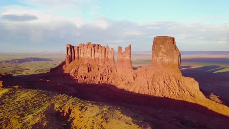 Schöne-Inspirierende-Luft-Bei-Sonnenuntergang-über-Felsformationen-Im-Monument-Valley-Utah