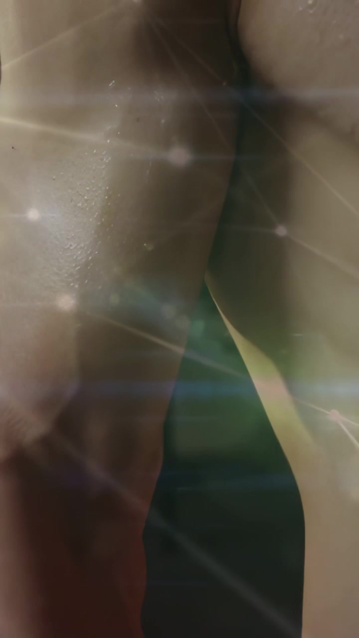 Video verticale: Due uomini che si appoggiano, con un'interfaccia tecnologica in primo piano che ingrandisce e crea effetti di luce sulla pelle.