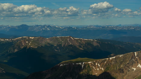 Filmischer-Zeitraffer,-Gipfel-Der-Welt,-Greys-Und-Torreys,-14er-Rocky-Mountains,-Gipfelschichten,-Colorado-Breckenridge,-Zoom-Hintergrund,-Sonniger-Sommertag,-Friedlicher-Blauer-Himmel,-Wolken,-Die-Oben-Auf-Schnee-Rollen