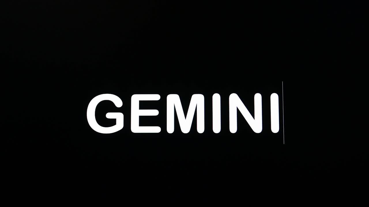 escribiendo en la pantalla con fondo negro escrito gemini