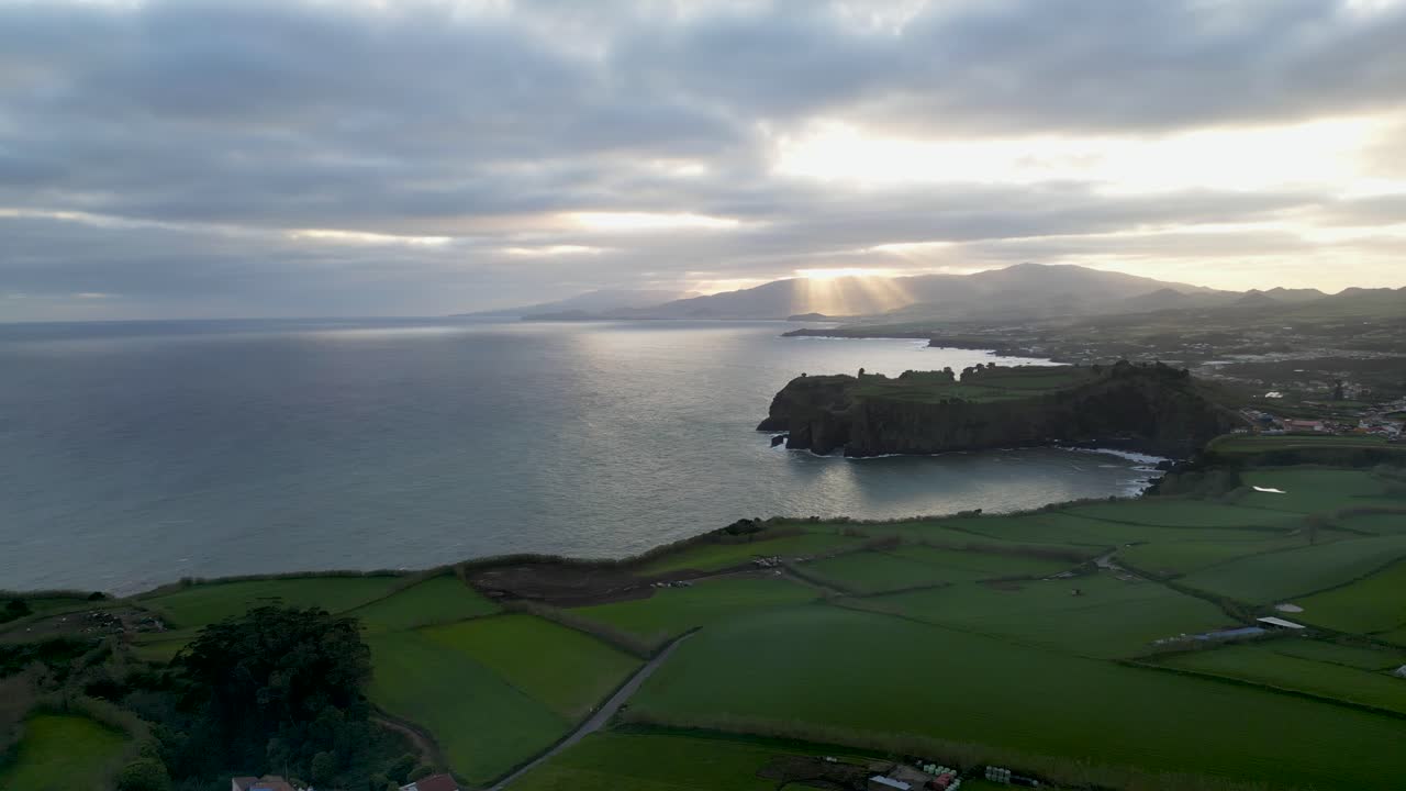 극적인 해가 뜨고 해가 지고 울창한 이 있는 해안 풍경