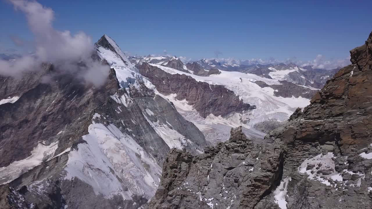 impresionante vista aérea amplia de picos y valles nevados en el alp