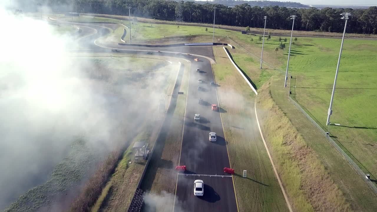 vista aérea de las carreras de autos en el parque de deportes de motor de sydney durante el día - disparo de drones