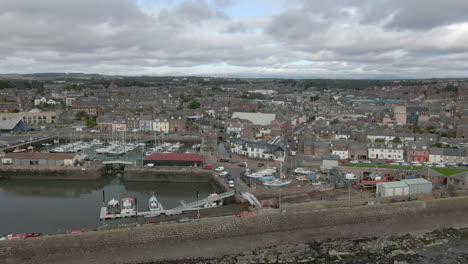 una vista aérea del puerto y la ciudad de arbroath en un día nublado