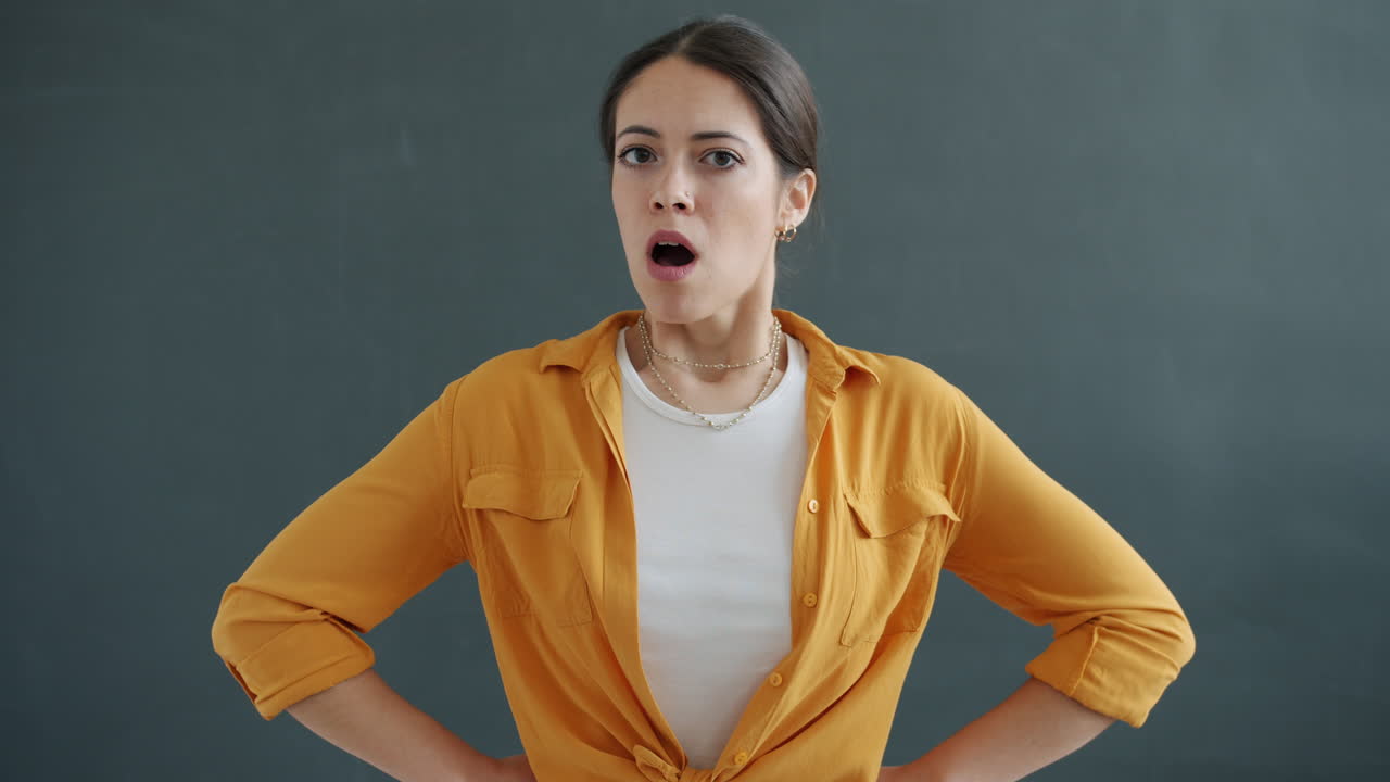 mujer expresando diferentes emociones