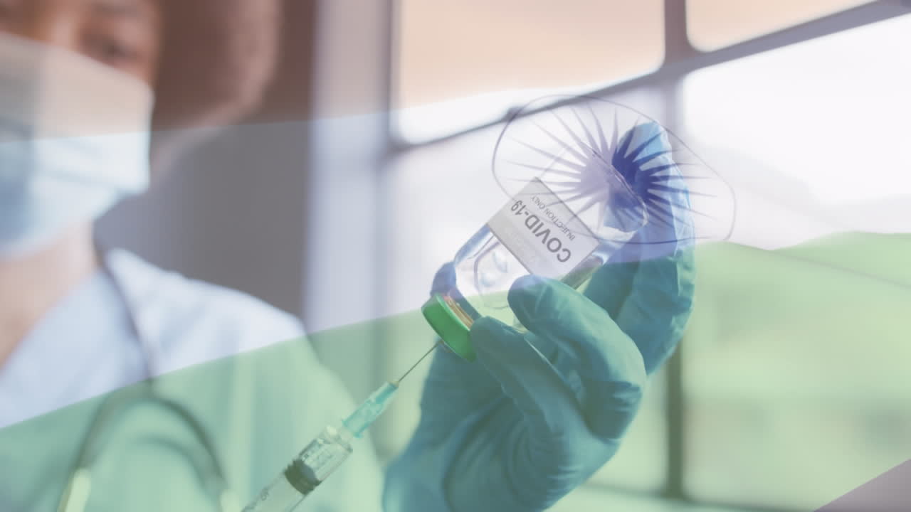 animación de la bandera de la india con un médico masculino con máscara facial y guantes quirúrgicos preparando la vacuna contra la covid