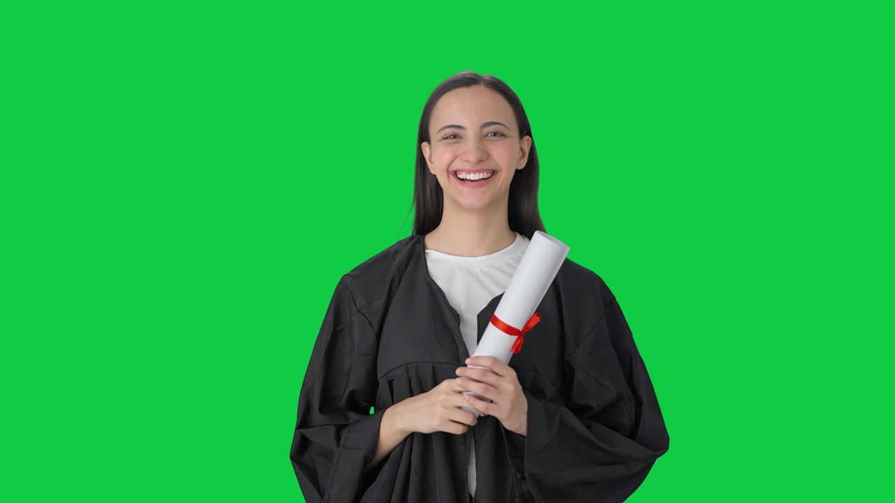 Ragazza universitaria indiana che si laurea. Schermo verde