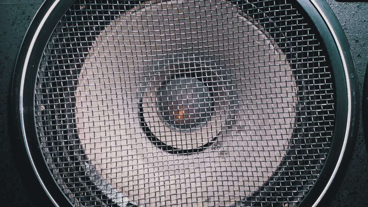 el movimiento de la membrana de papel vintage del altavoz de subwoofer acústico. vibración de bajos y reproducción