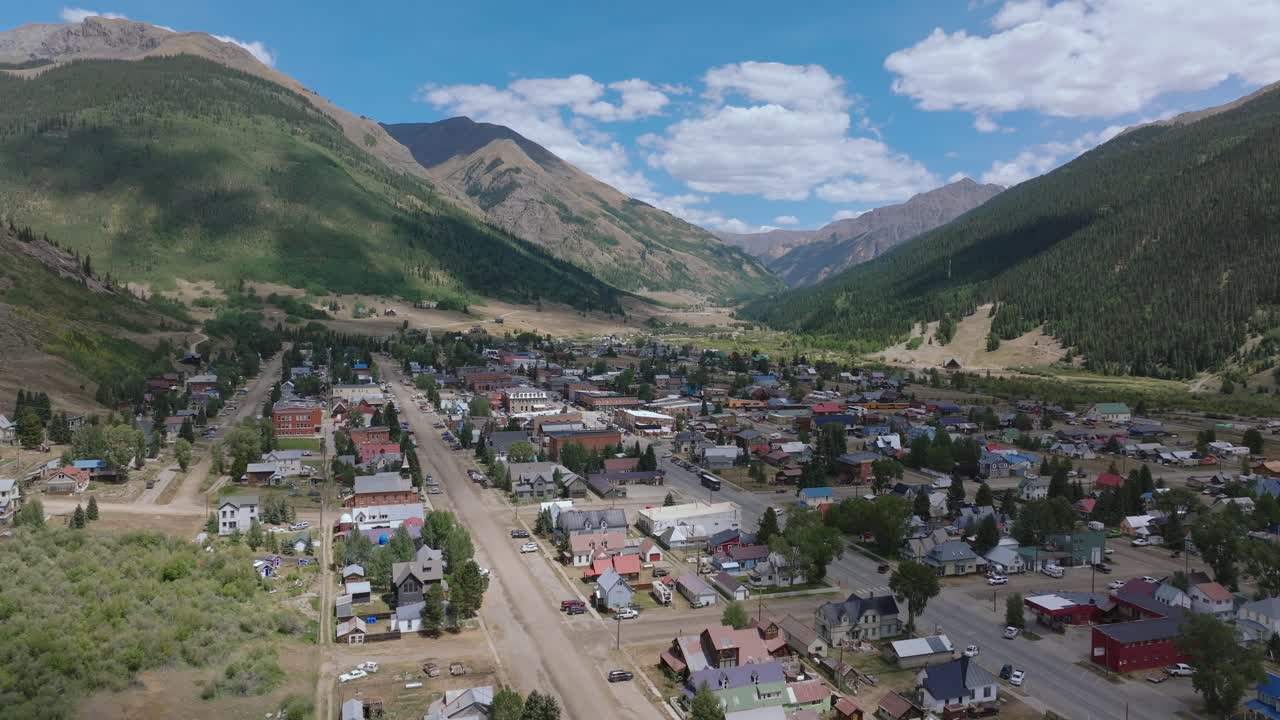 Il paesaggio urbano di Silverton emerge tra verdi colline e cime rocciose, discesa aerea, Colorado USA